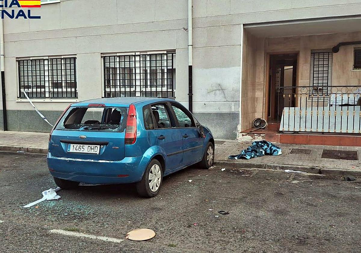 Un vehículo y una casa afectada en uno de los altercados posteriores al tiroteo.