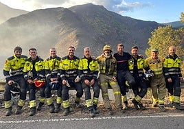 El bombero Jesús Mariano Martín (centro), junto al equipo de bomberos de Segovia desplazado al Bierzo.