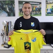 Corral posa con su nueva camiseta.