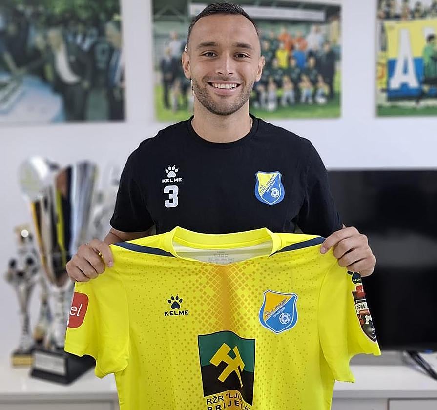 Corral posa con su nueva camiseta.