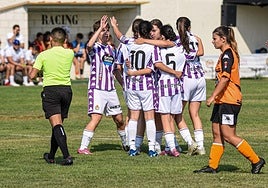 Las jugadores del Real Valladolid celebran uno de sus goles.