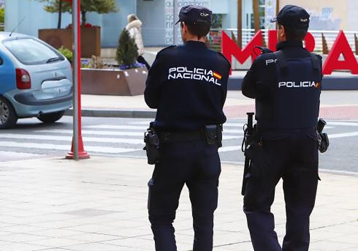 La policía sorprende a un hombre intercambiado bolsas con varias drogas en Valladolid