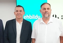 El coordinador general de EH Bildu, Arnaldo Otegi (i), y el presidente de ERC, Oriol Junqueras (d), durante una reunión, en la sede de EH Bildu.