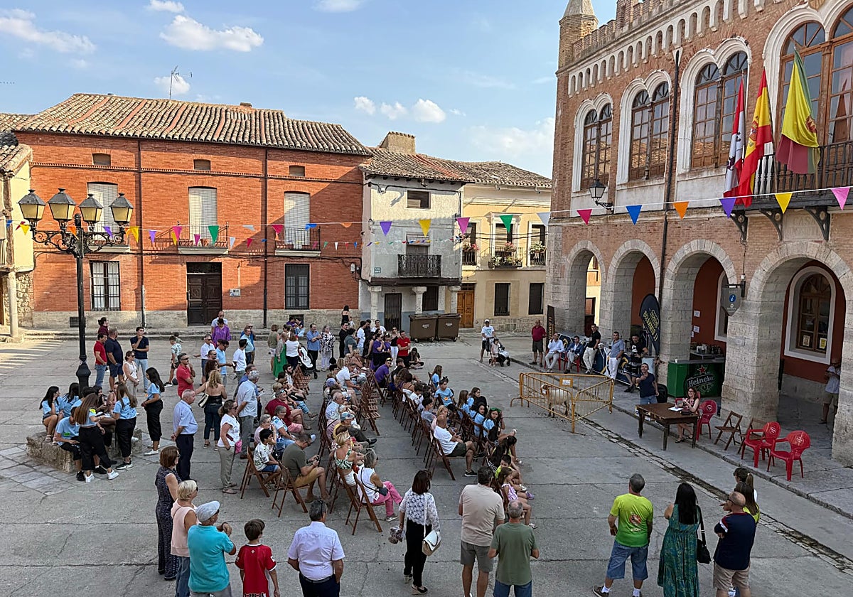 La plaza Mayor de Tiedra acogió de nuevo la Subasta de las Corderas