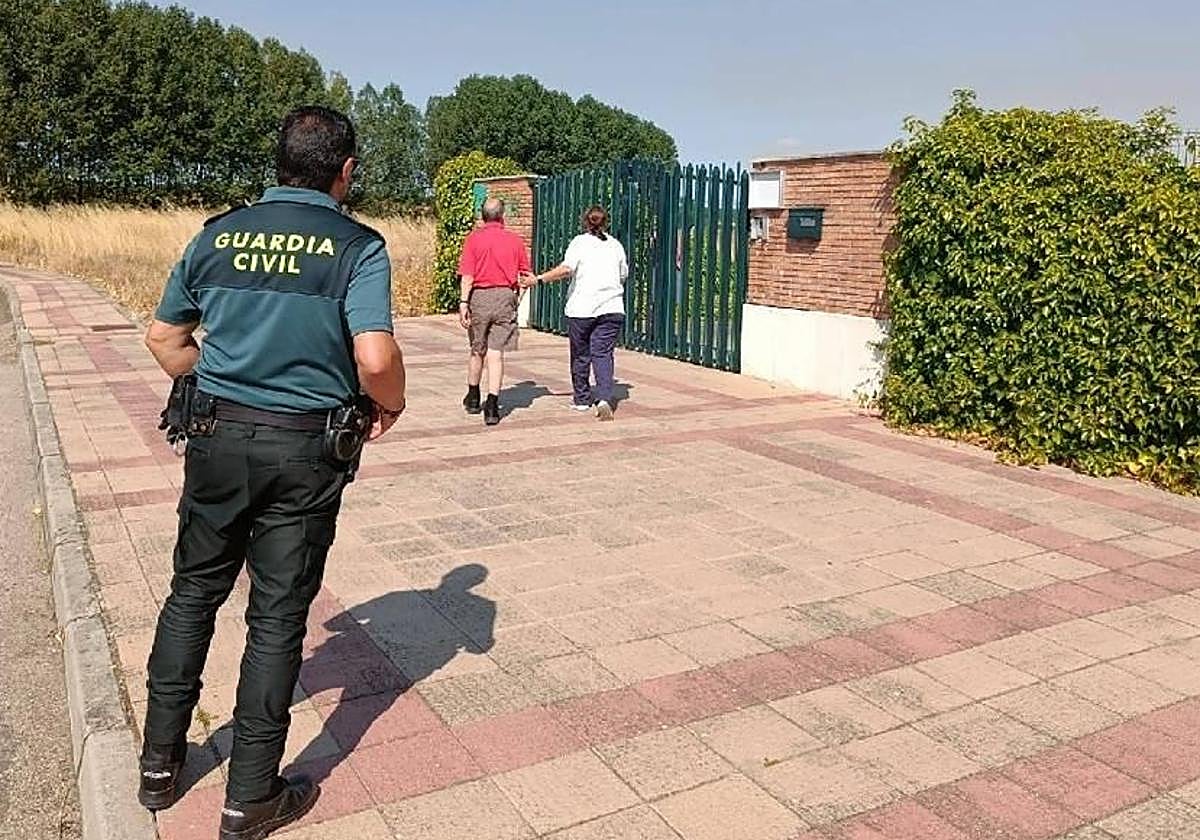 La Guardia Civil acompañó al hombre hasta la residencia de mayores.