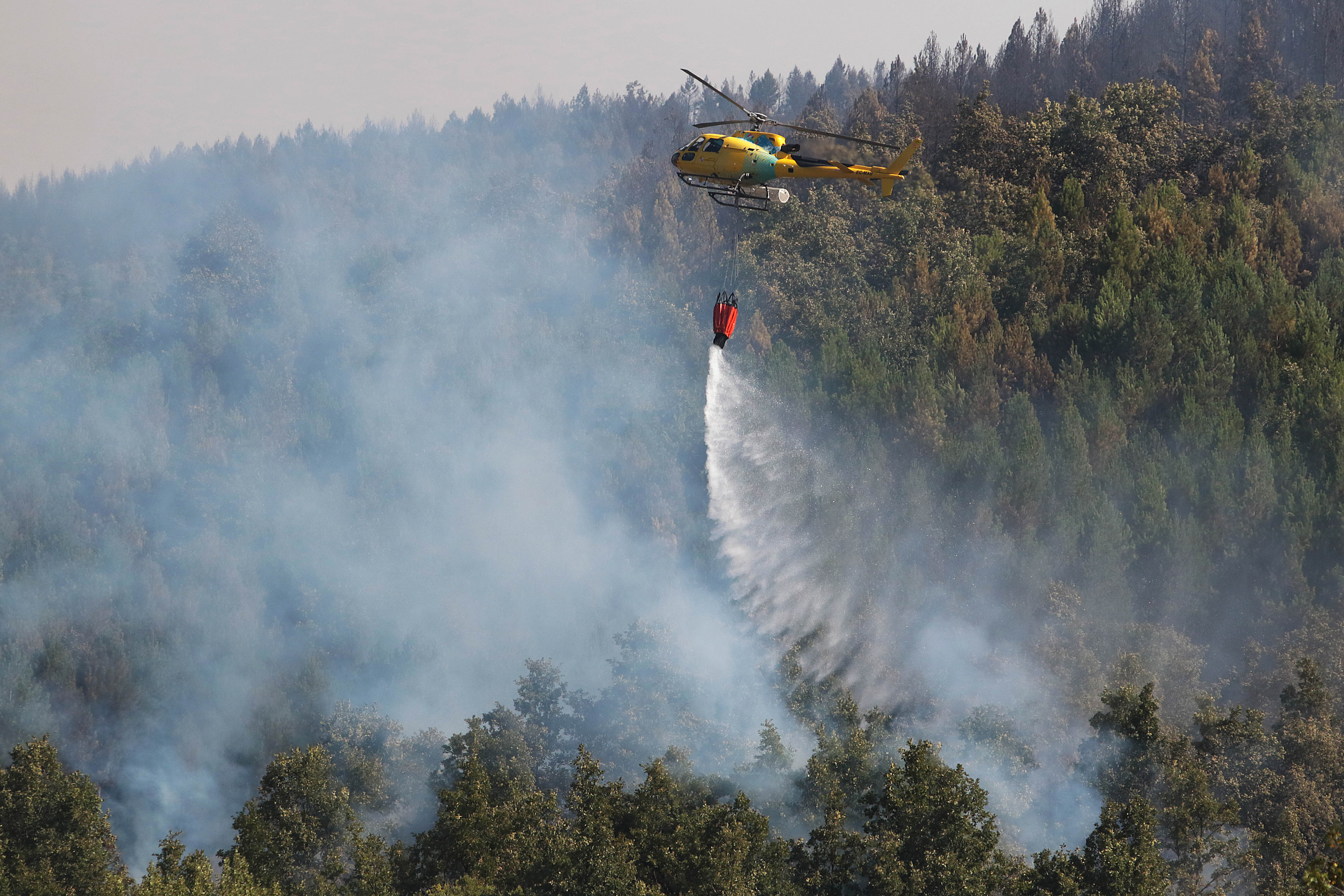 Labores de extinción del fuego en el paraje leonés de Garaño.
