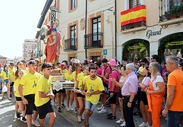 Los quintos portaron la imagen de San Zoilo, que también bailó a ritmo de charanga.