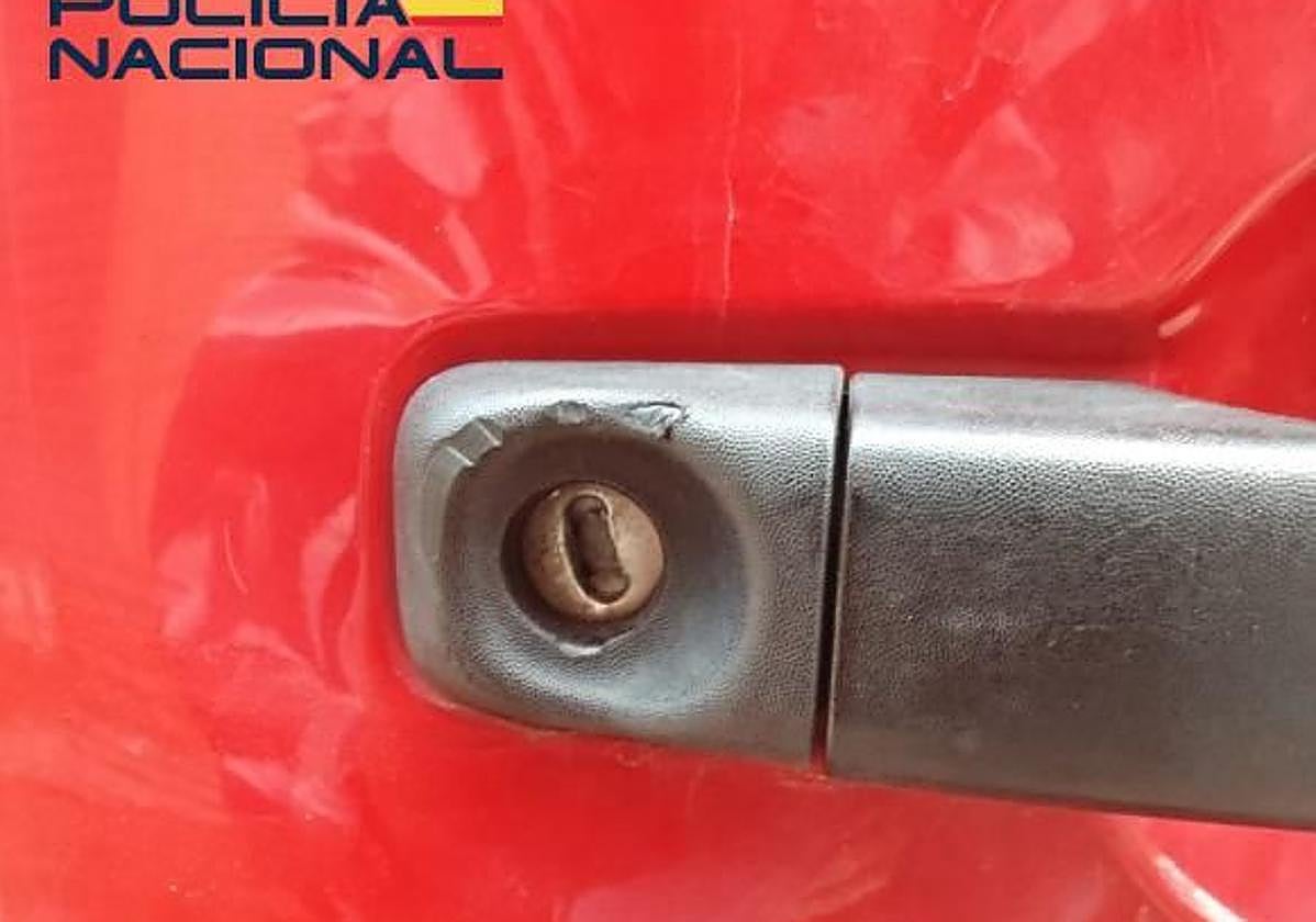 Cerradura del vehículo forzada.