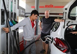 Un conductor reposta en una gasolinera de Palencia.