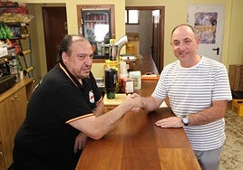 El hostelero Miguelón y David Pérez durante su encuentro este lunes en La Mudarra.
