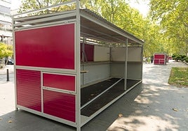Instalación de las nuevas casetas de la Fería de Día, hace unos días en la Acera de Recoletos.