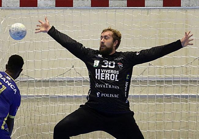 Dzmitry Patotski intenta detener un lanzamiento rival.