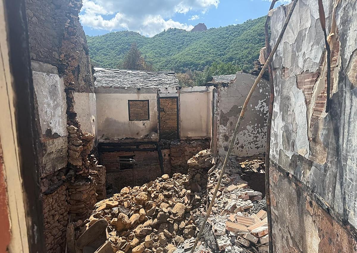 Imagen secundaria 1 - Vecinos de Médulas realizando labores de vigilancia para controlar la zona y que no reavivara el fuego.