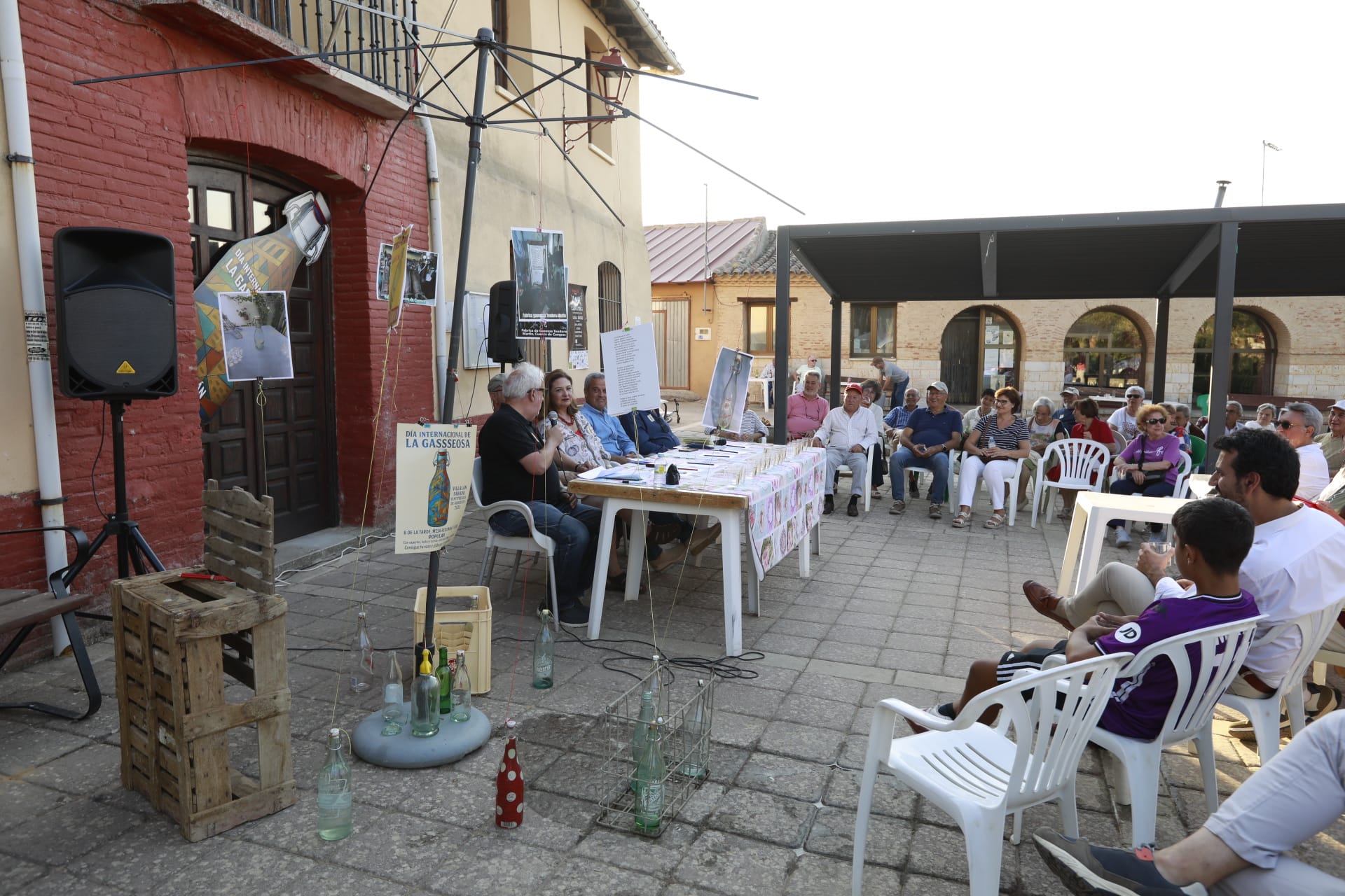 Así vivió Villalán de Campos su primer día internacional de la gaseosa