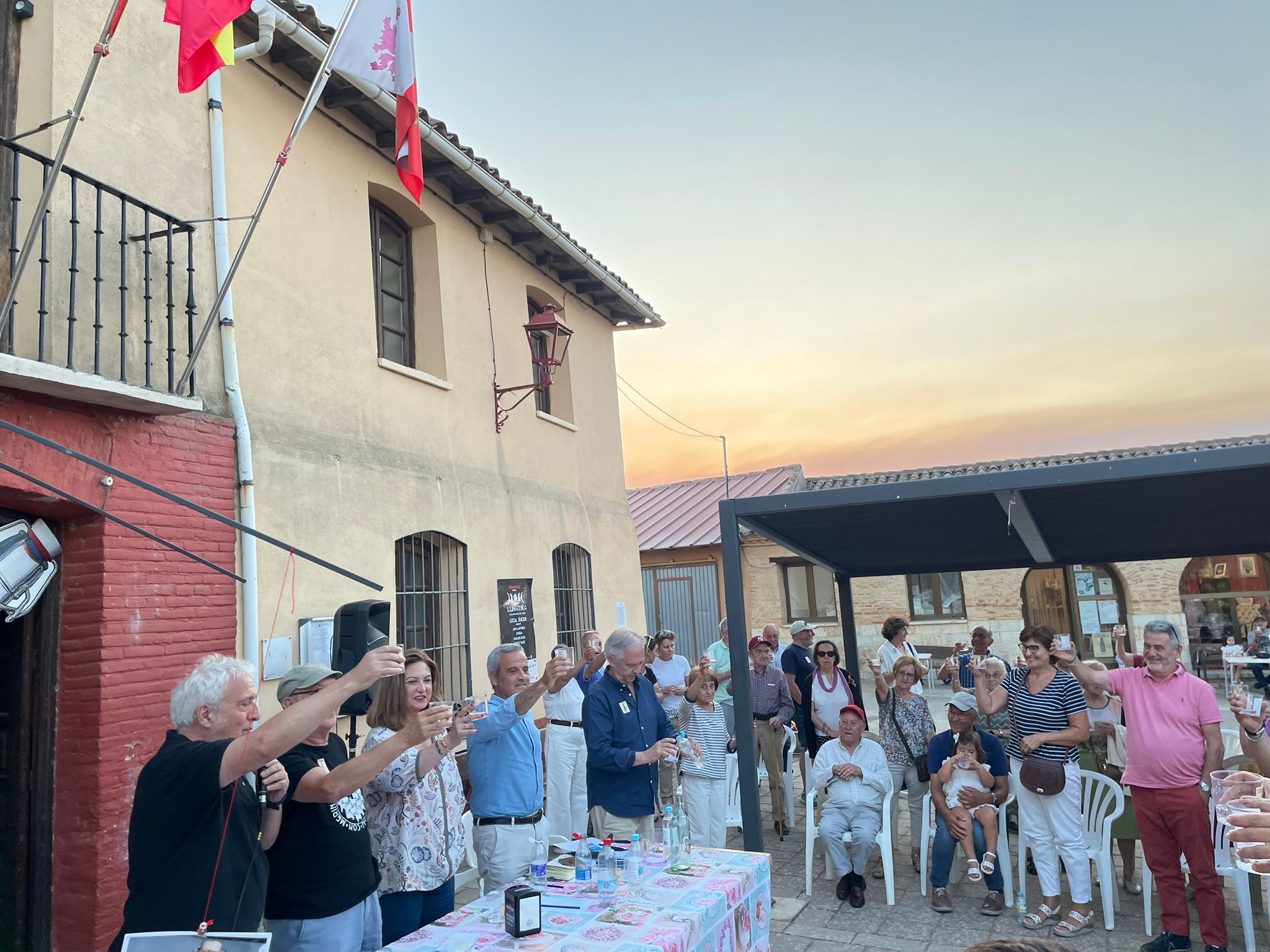 Así vivió Villalán de Campos su primer día internacional de la gaseosa