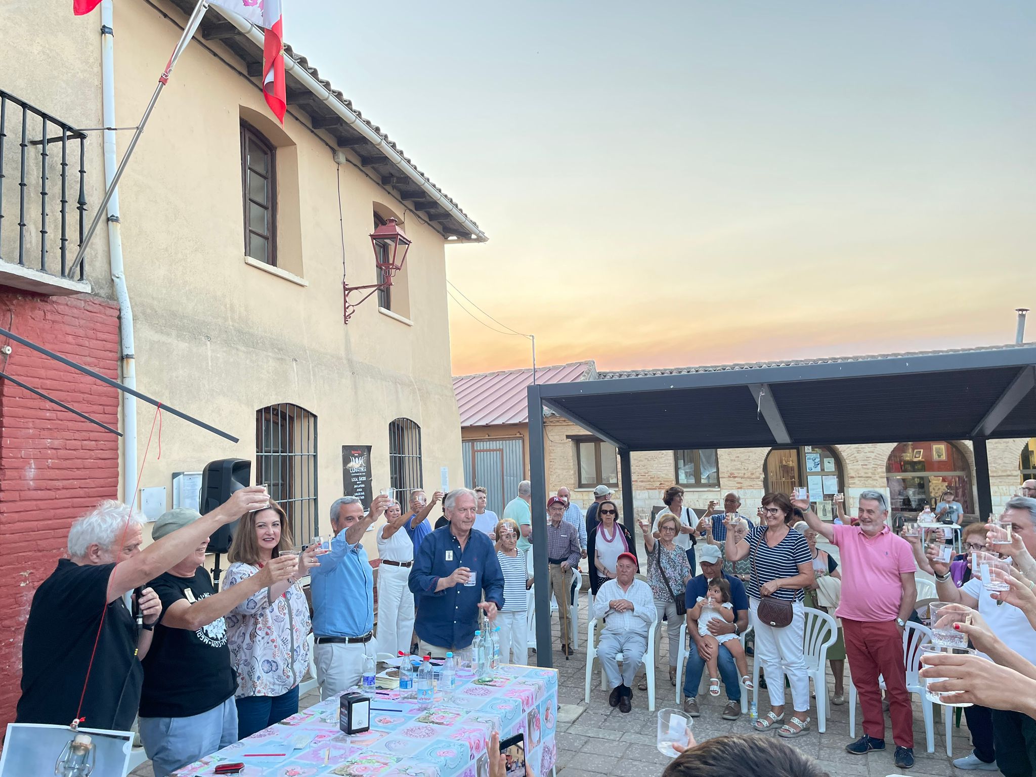 Así vivió Villalán de Campos su primer día internacional de la gaseosa
