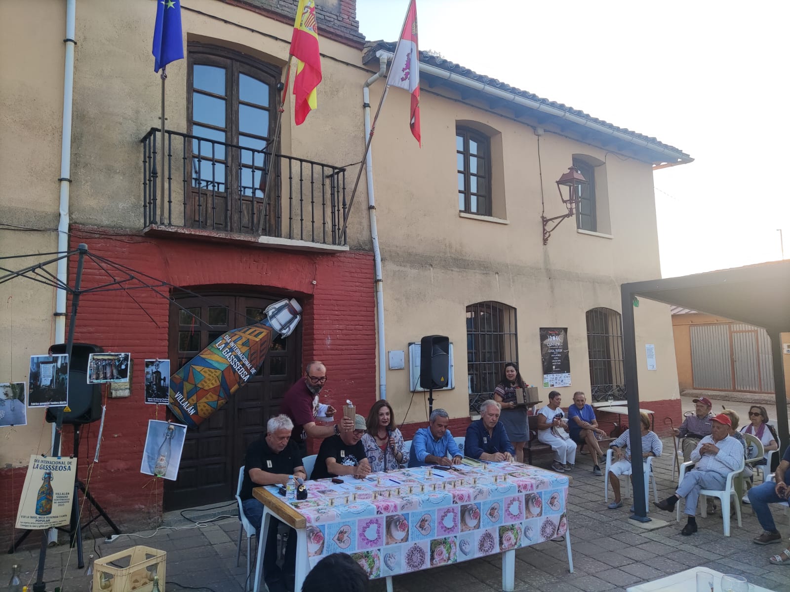 Así vivió Villalán de Campos su primer día internacional de la gaseosa