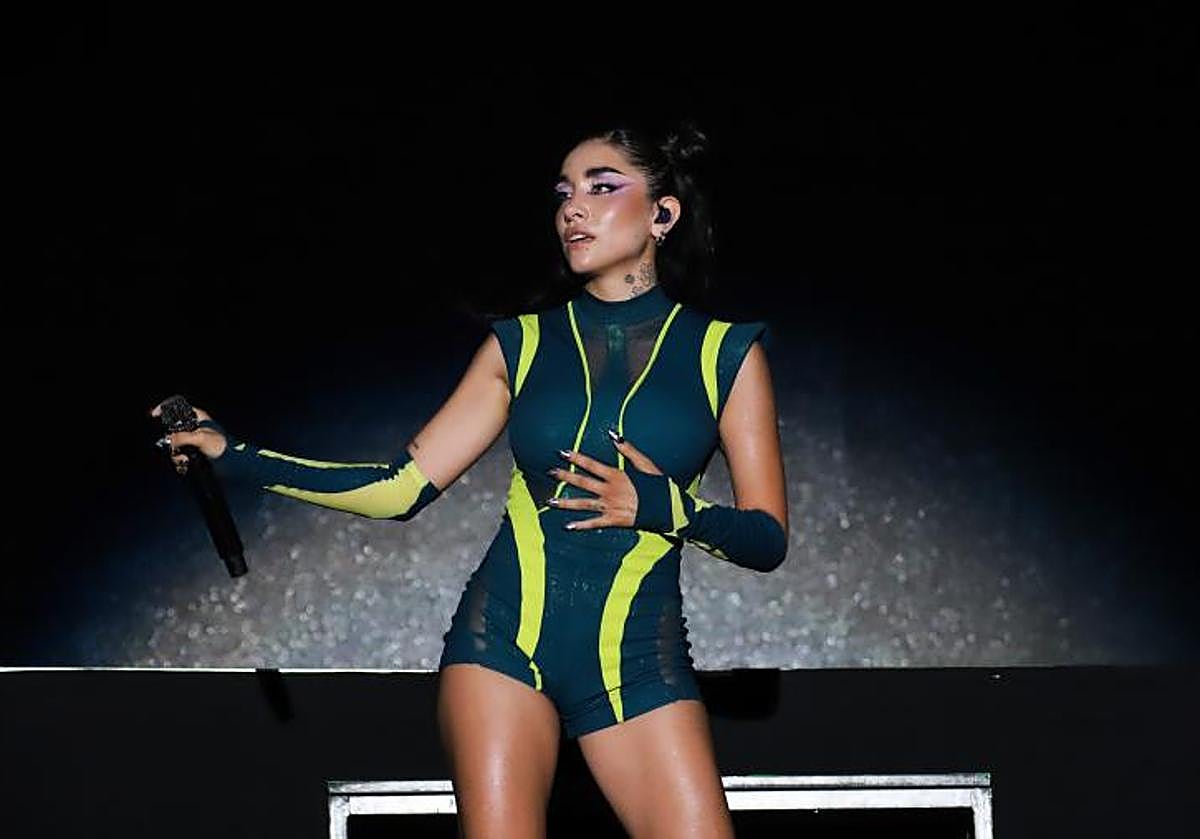 María Becerra durante un concierto.