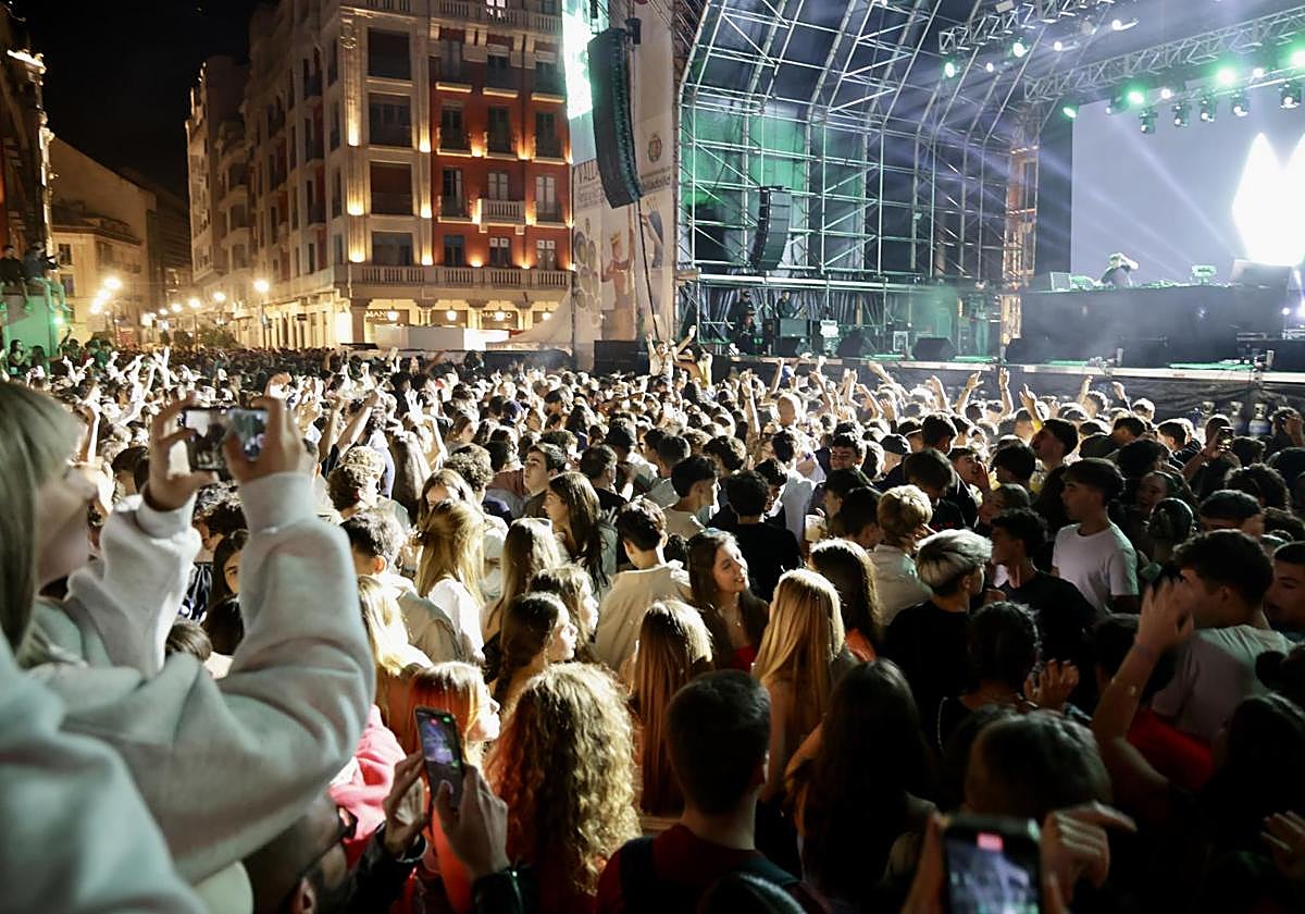 Público en la sesión del DJ Belga Yves V, Festival electrónico internacional 2024.