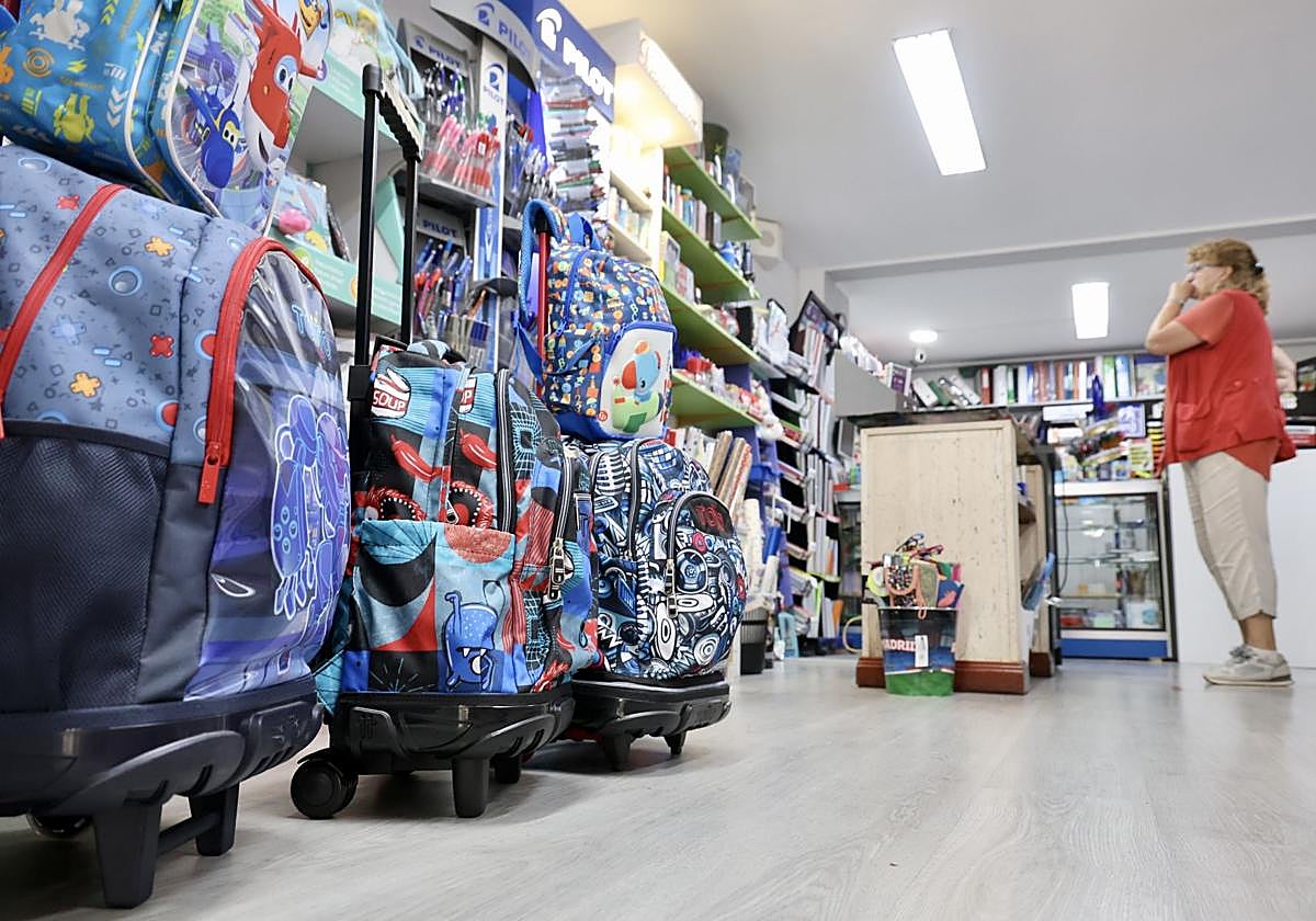 Matrial escolar en una librería.