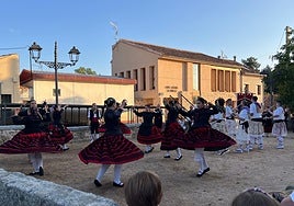 Actuación de jotas en las fiestas de Navas de Riofrío