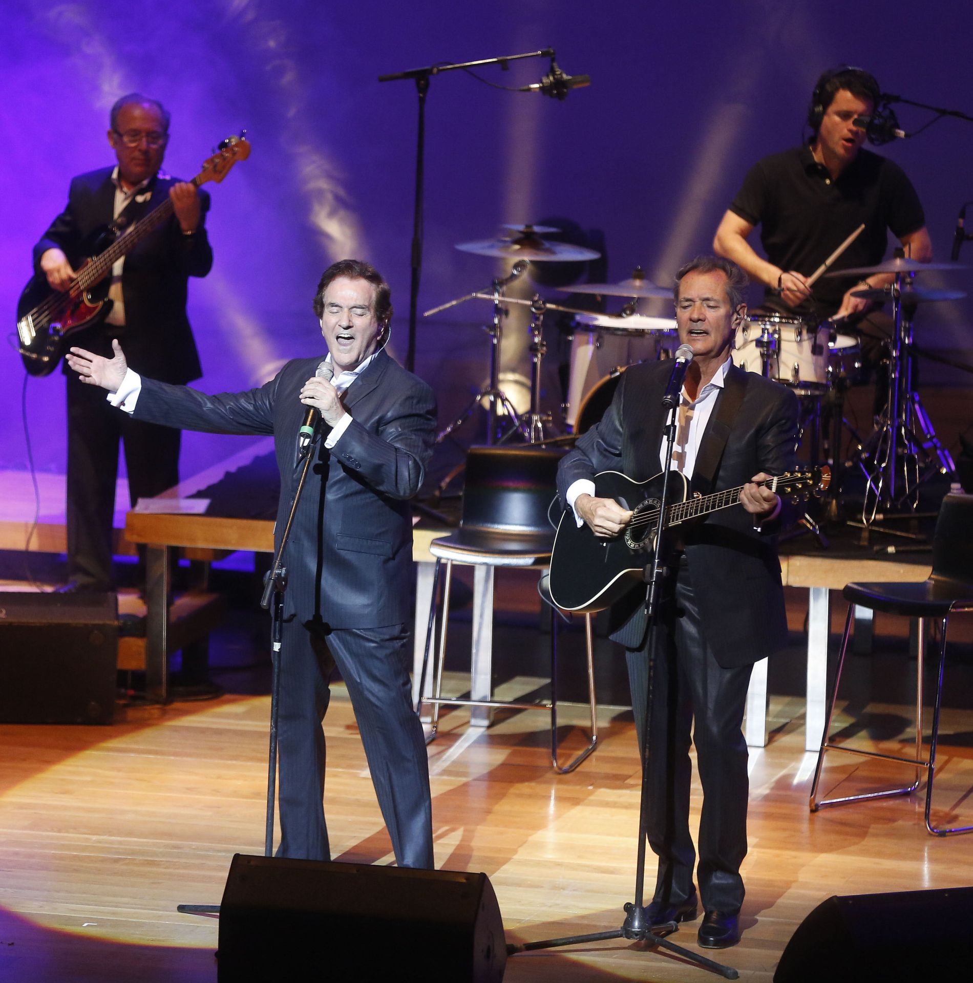 Manuel de la Calva (izquierda) y Ramón Arcusa, el Dúo Dinámico, en un concierto en el Auditorio Miguel Delibes de Valladolid en el año 2016.