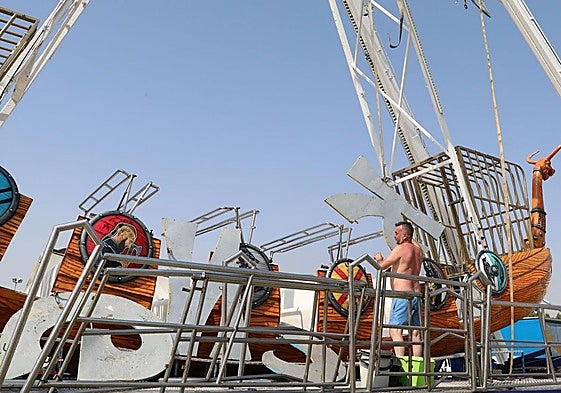 Montaje en el recinto ferial de la atracción del barco vikingo.