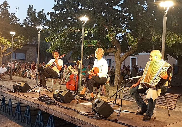 Toño Ortega, en el centro, en el regreso de Candeal en Villafrechós