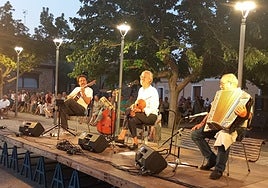 Toño Ortega, en el centro, en el regreso de Candeal en Villafrechós