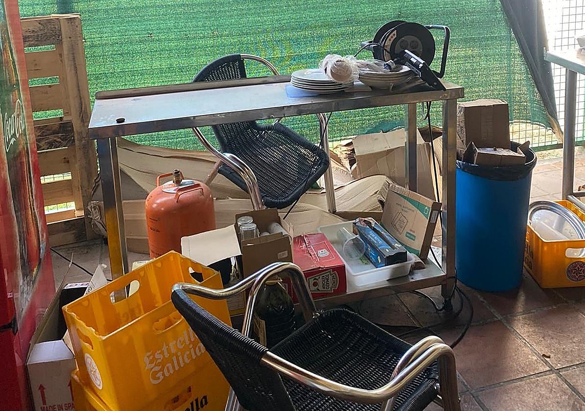 Estado en el que se han encontrado el bar de las piscinas de Fombellida tras el asalto.