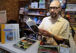 Javier del Burgo, en su librería.