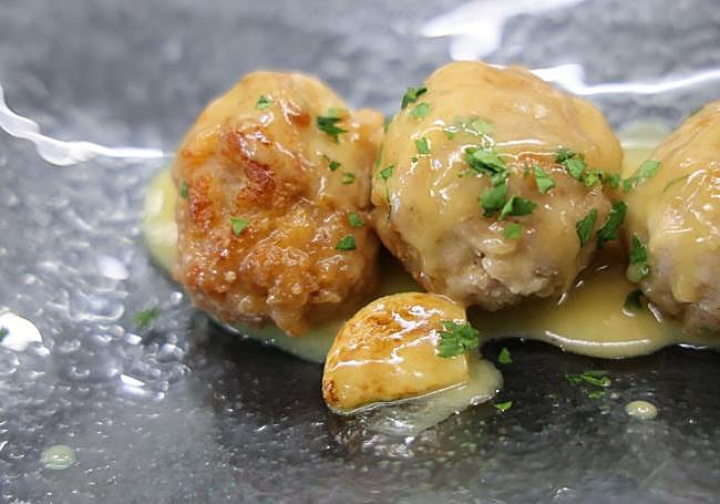 Albóndigas de conejo al ajillo.