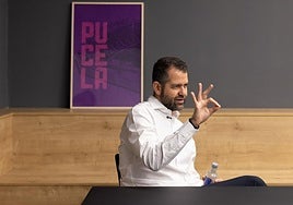 Solares reponde a una de las preguntas en la entrevista con El Norte.