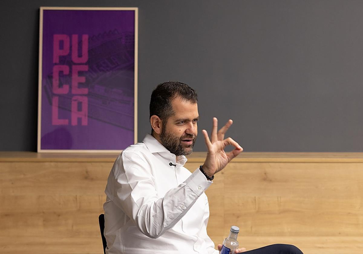 Solares reponde a una de las preguntas en la entrevista con El Norte.