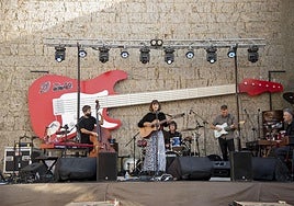 Una guitarra gigante presidió el festival en Itero de la Vega.