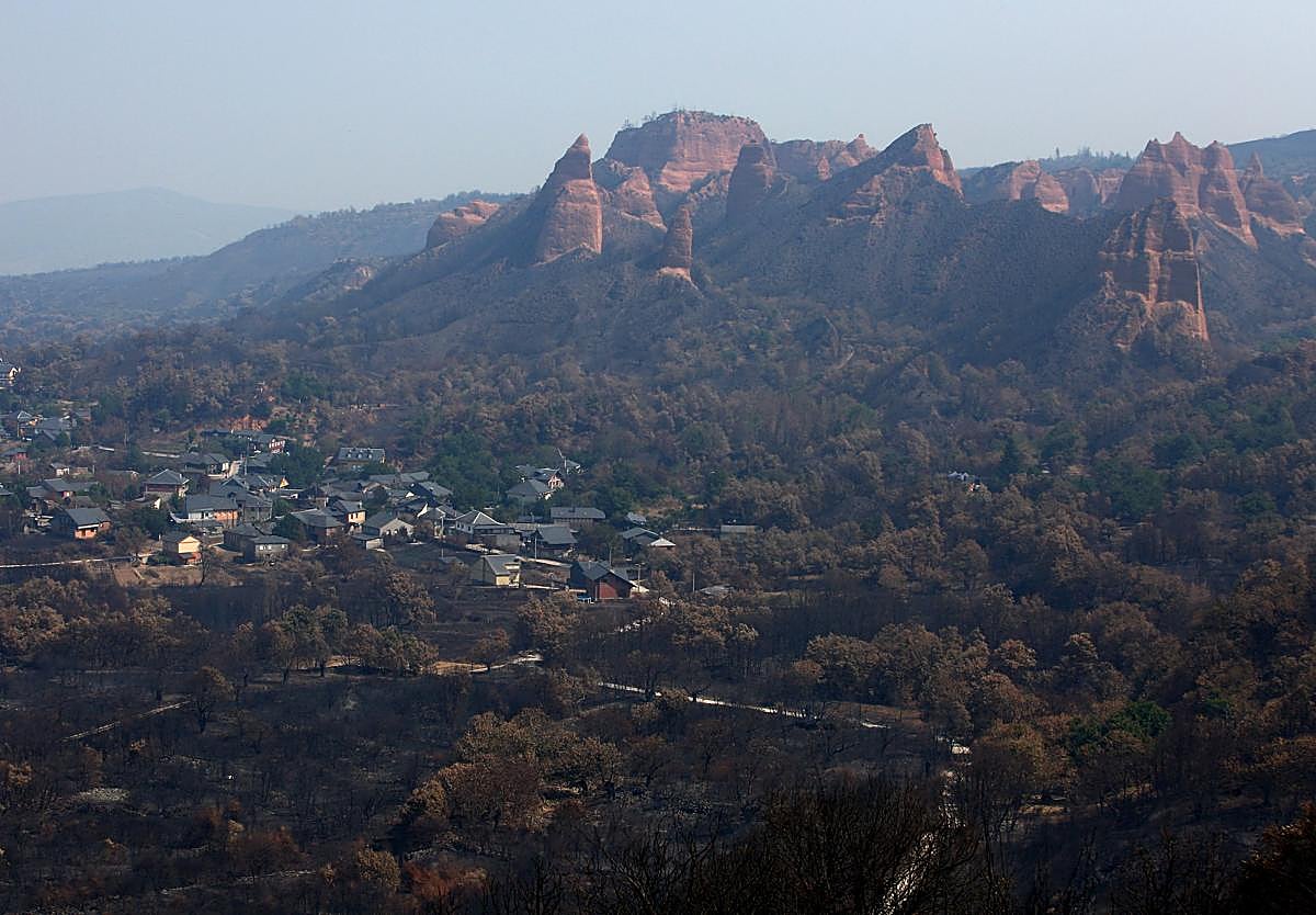 Efectos del incendio iniciado en la localidad de Yeres (León), y que ha afectado al paraje de Las Médulas.