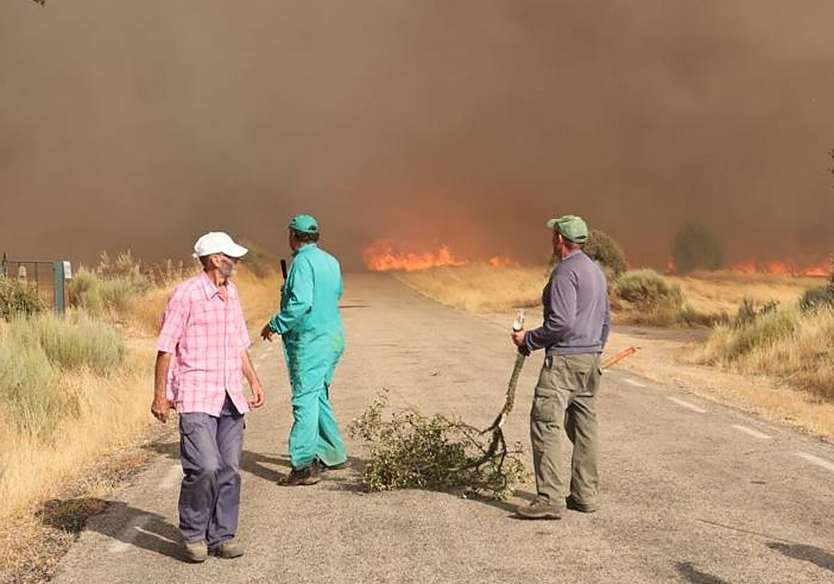 Vecinos de Cipérez trabajan en la extinción de las llamas.