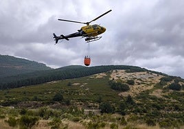 Un helicóptero trabaja para coger agua en el embalse de Compuerto, la semana pasada.