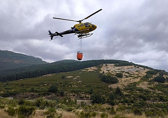 Un helicóptero trabaja para coger agua en el embalse de Compuerto, la semana pasada.