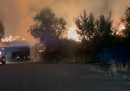 Los Bomberos sofocan el incendio en una cuneta en la carretera de Burgos, este lunes por la noche.