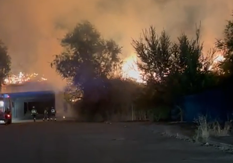 Los Bomberos sofocan el incendio en una cuneta en la carretera de Burgos, este lunes por la noche.