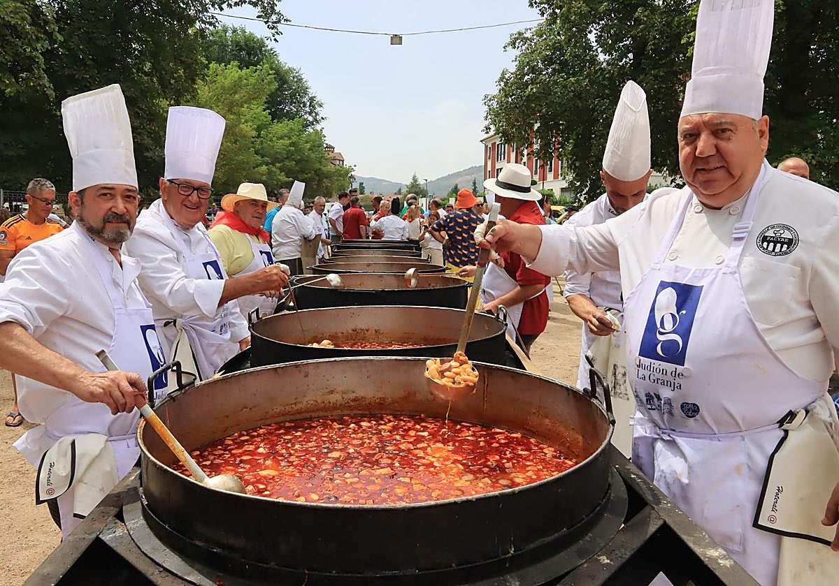 Los cocineros, con las ollas de judiones.