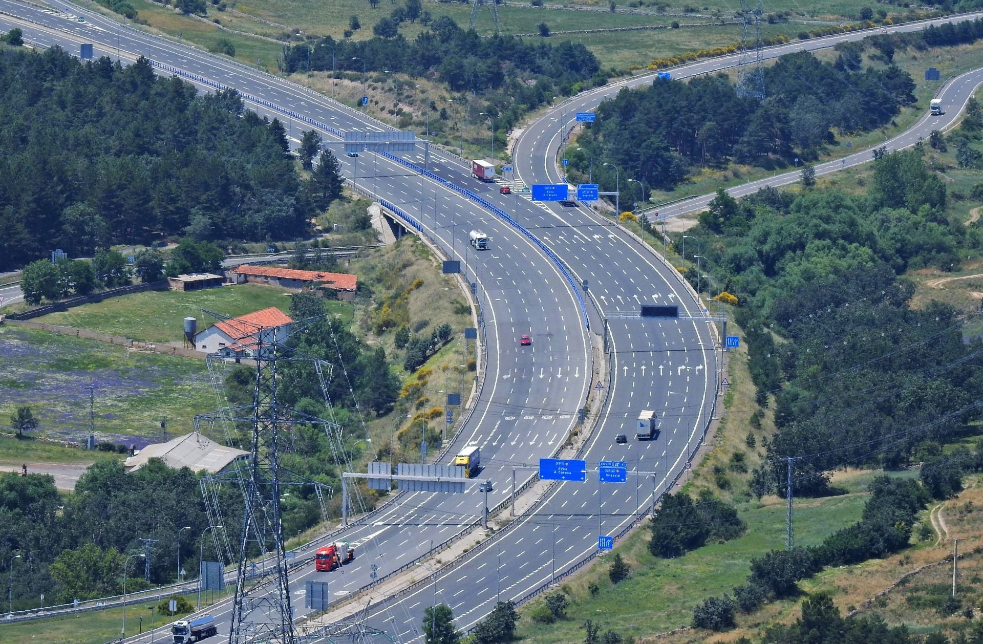 Autopista AP-6 a su paso por la provincia de Segovia.