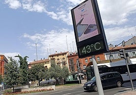 El termómetro de la plaza de España marca 43 grados al sol, durante la pasada ola de calor.
