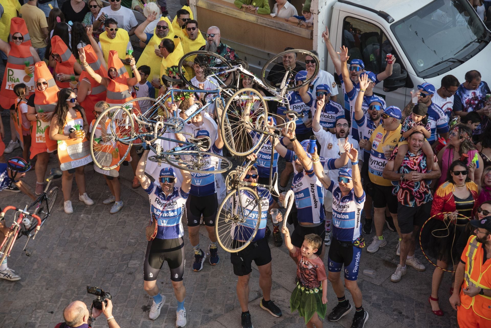 Integrantes de la peña, durante el pregón.