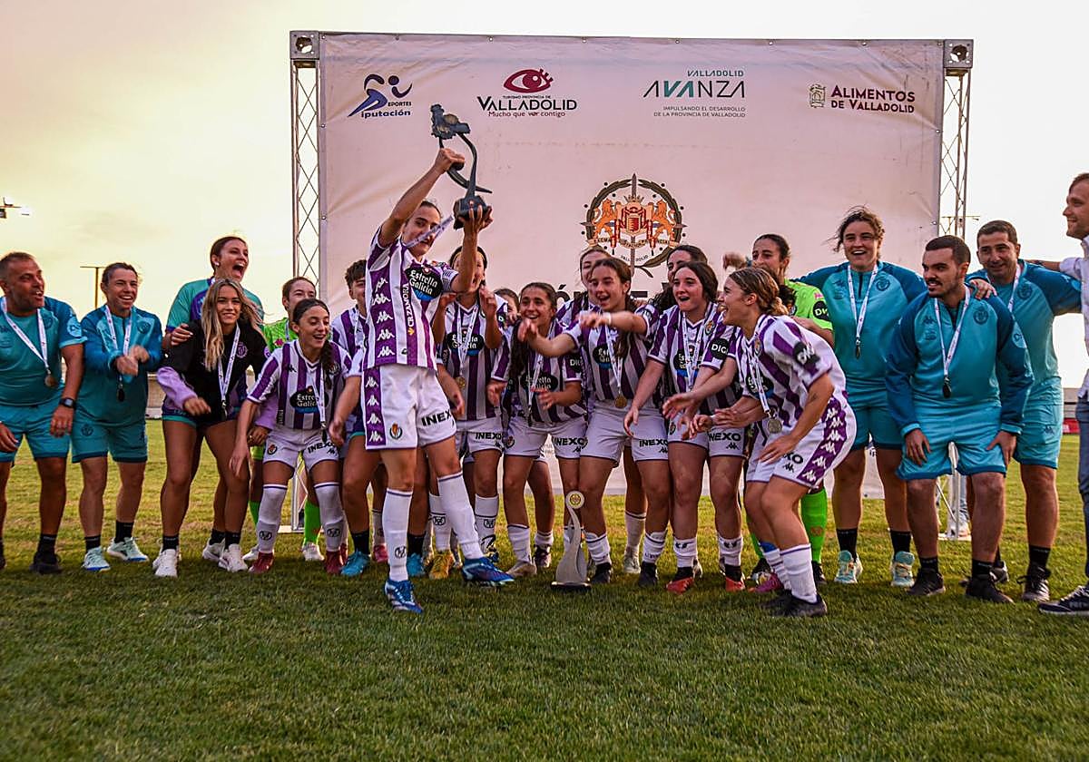 Las jugadoras del Real Valladolid celebran el título.