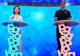 Rosa Rodríguez y Manu Pascual, en el rosco de 'Pasapalabra'.