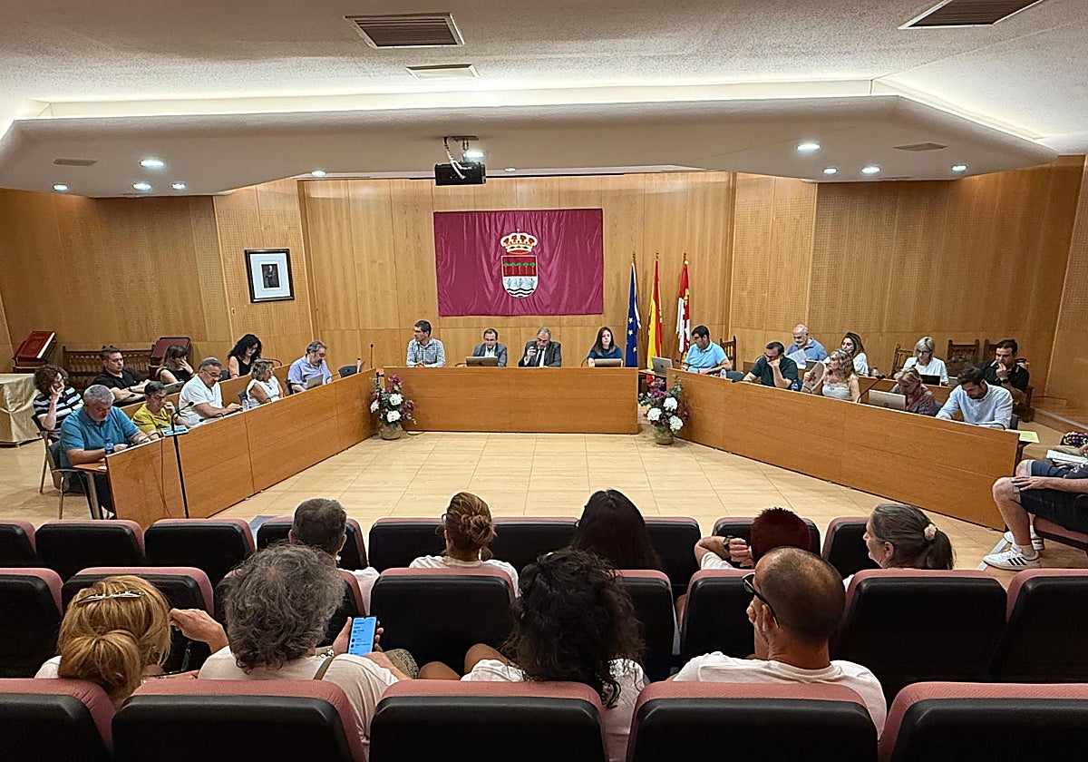 Imagen del pleno municipal de agosto con la participación de integrantes de la Plataforma del 7 al 11 de septiembre en Laguna de Duero.