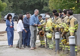 Alfonso Fernández Mañueco acompaña a los Reyes en su saludo a los agentes forestales en Zamora.