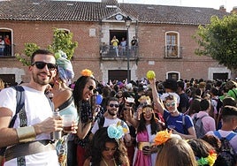 Peñistas durante la lectura del pregón en 2018.